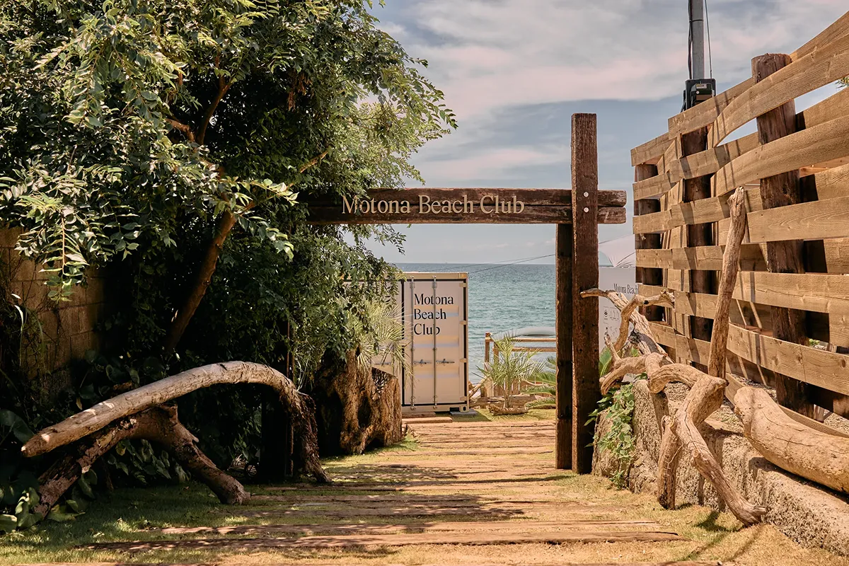 Motona Beach Club のビーチ