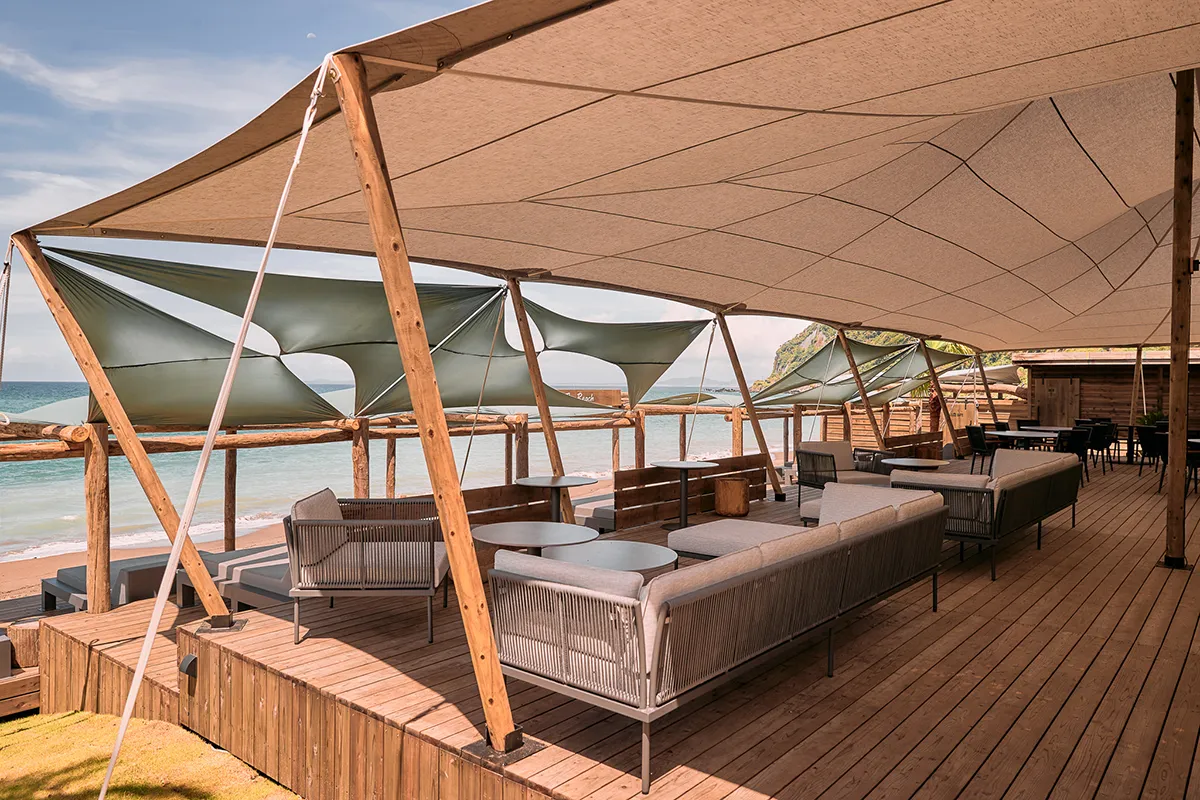 Motona Beach Club の LOUNGE SOFA
